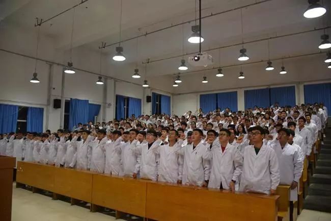 【学院新闻】基础医学院举行“医学生宣誓”仪式