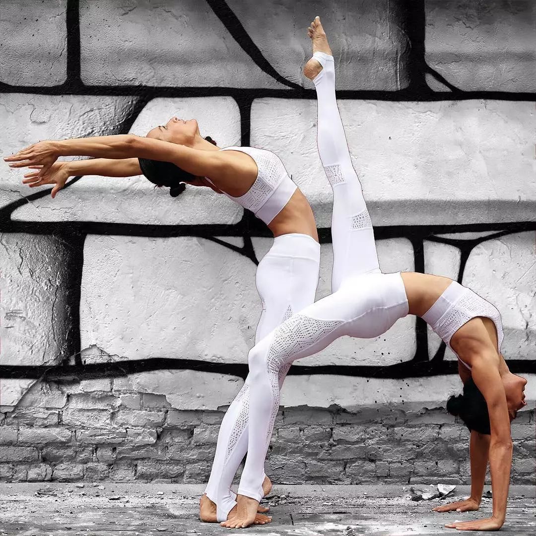 双人瑜伽不仅是力量与柔美的结合，更是用身体沟通的，相互协作配合的很好练习方式