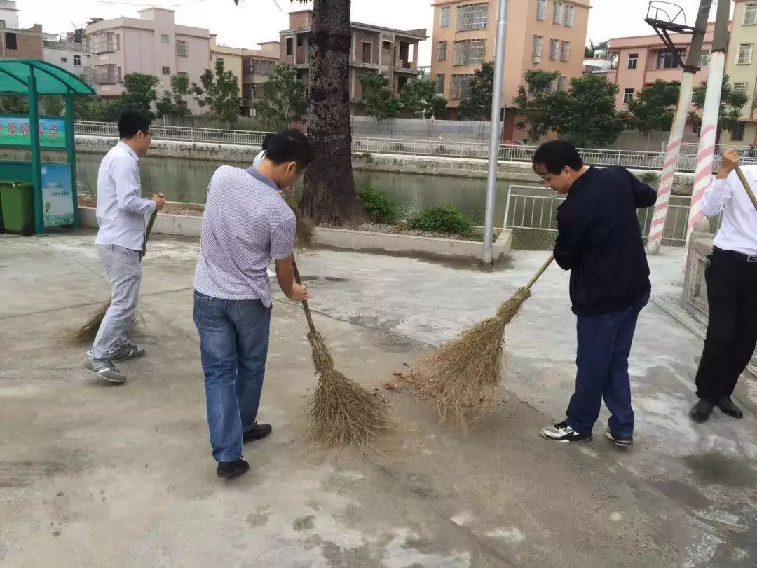 井都镇上午,井都镇组织镇机关同志,村(社区)两委干部,环卫工人及青年