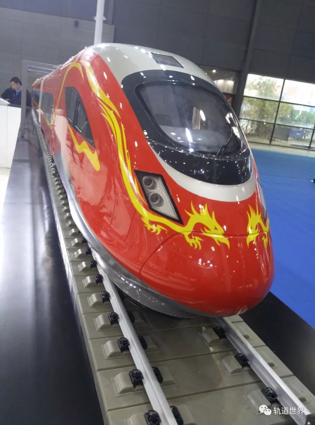 劲爆~中国自主研制首列时速250公里动力分散型双层动车组实车展出