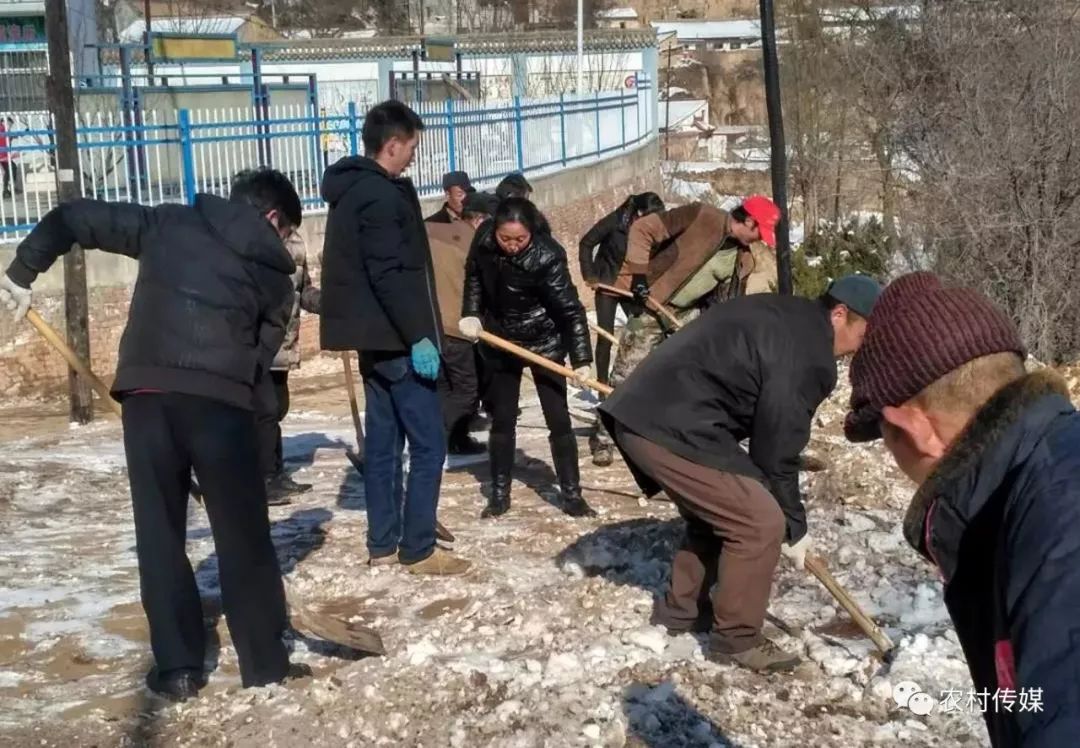 秦安山上积雪深,村民扫雪护路!_胡崖村