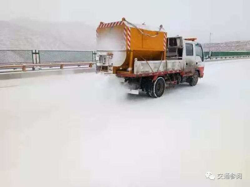 雪天路滑会宁路政好样的出动撒盐机撒盐撒融雪剂大型除雪车全线打冰除