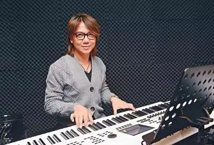 一位香港歌手，最窮時借了三萬元買電子琴，然後寫出了近200首流行曲 娛樂 第14張