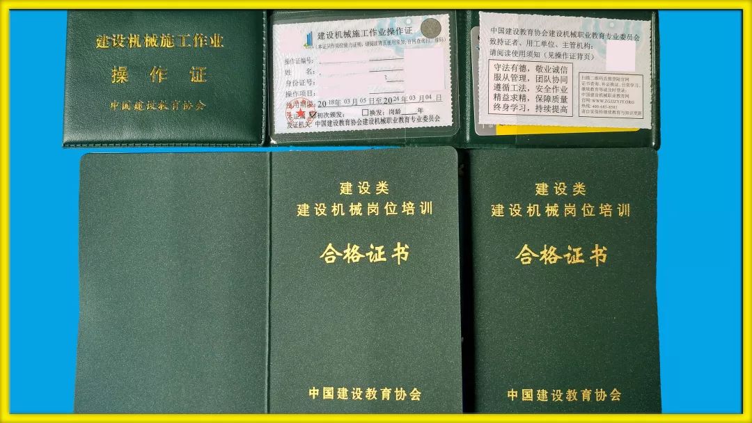 图片学员结业合影留念学员到修理厂学习修理知识培训专业01挖掘机培训