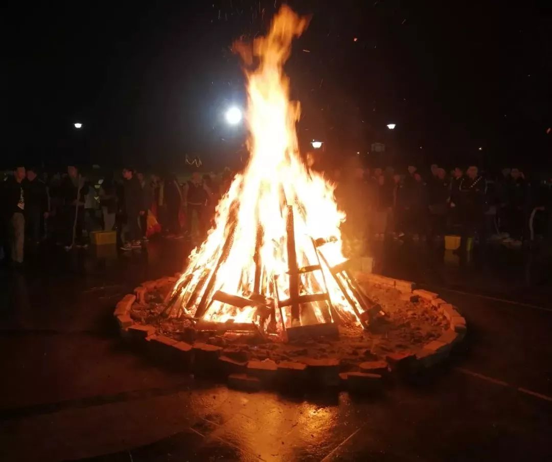 彝藏之情篝火之夜你知不知道已经过年了