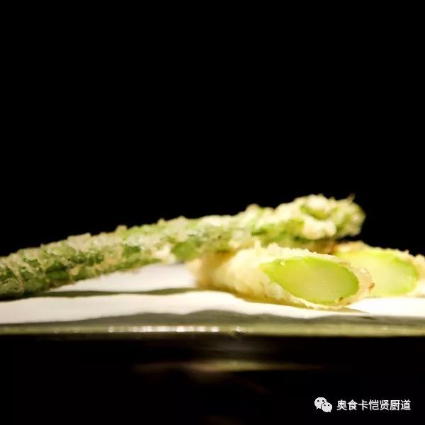 摆盘点缀即可.2,加入焯水后的芦笋,青豆一起同炒.