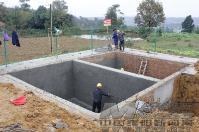 修建养殖场沼气池