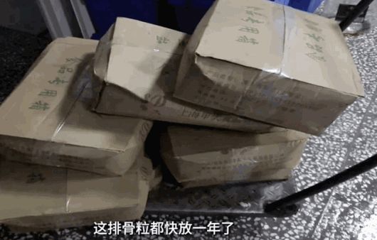 劣质速食包日产40万份,你的外卖可能是这样做的!