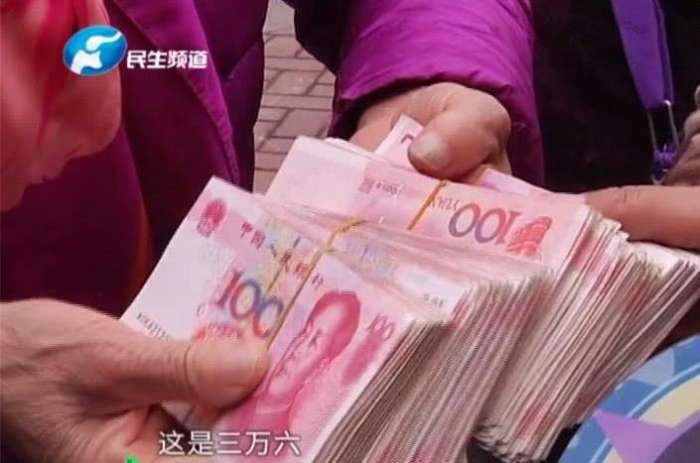 银行卡莫名多出50万,老人慌忙求助媒体,银行:这钱你放心花掉