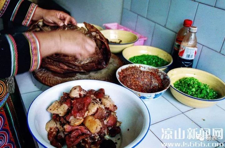 彝族过年习俗:杀鸡猪祭祀祖先 吃年饭憧憬未来