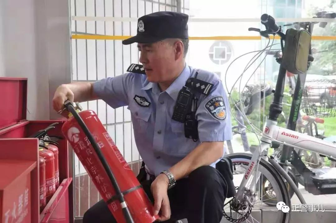 扎根基层,穿警服的社区"副书记"人见人爱