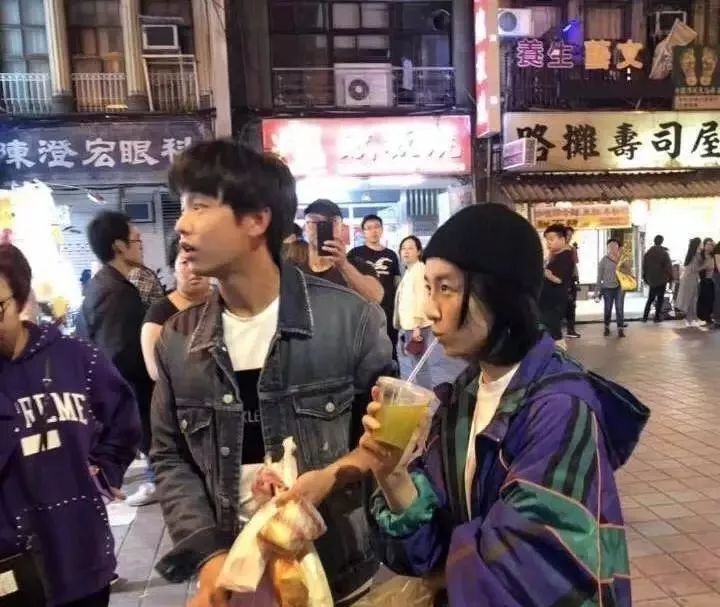 張子楓、彭昱暢逛夜市被偶遇，手上提滿傳統小吃像極了有愛的兄妹 娛樂 第1張
