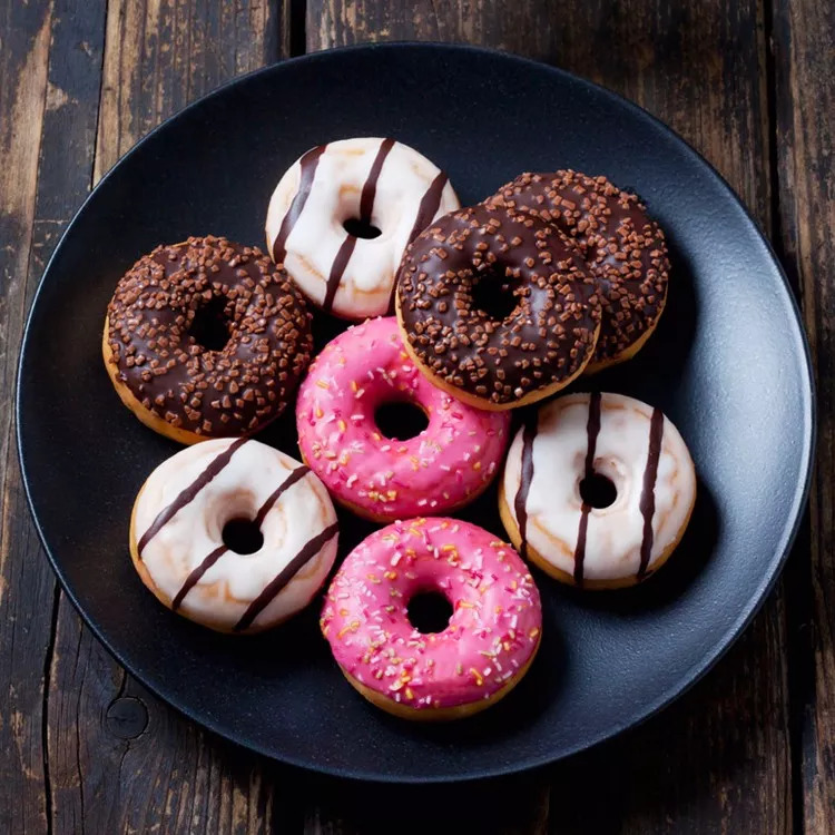 甜甜圈的英文是doughnuts,是一种油炸的面包,doughnuts的形状并不