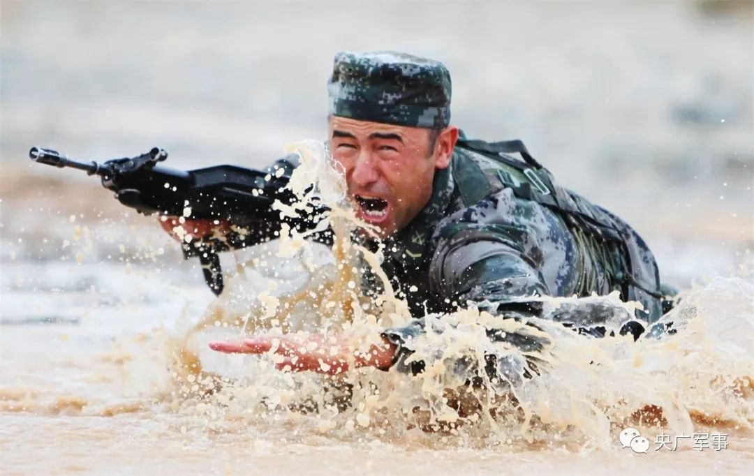 蛟龙出水咱当兵的人他们的脚印遍布祖国大好河山,在崇山峻岭之间,在