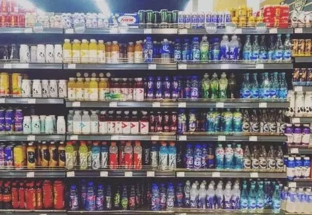 北京一超市功能饮料集中摆放的货架 图片来源:虎嗅网