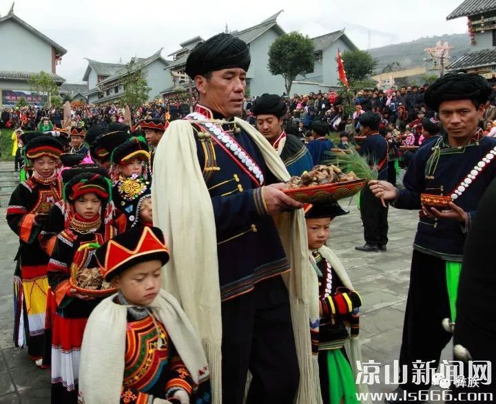 彝族过年习俗:杀鸡猪祭祀祖先 吃年饭憧憬未来