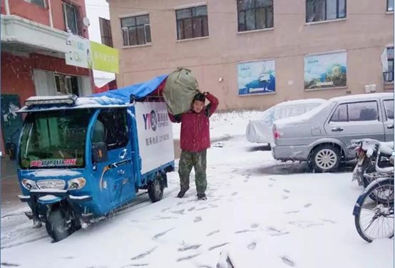 你在南方艳阳高照 我在北方大雪纷飞 送件脚步不停歇 小哥