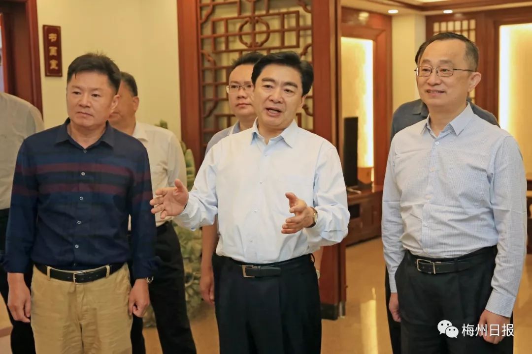 凌锋;梅州市委书记陈敏,市长张爱军,市政协主席陈建青,市领导温向芳