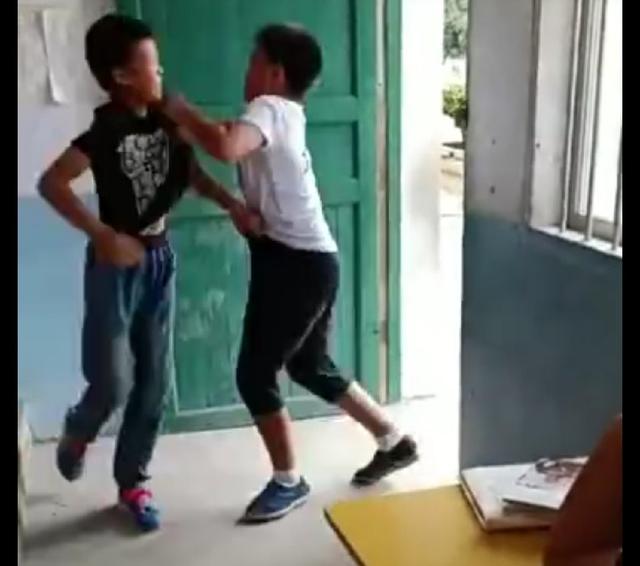小学生课堂上打砸课桌殴打同学辱骂老师老师无奈只能拍视频