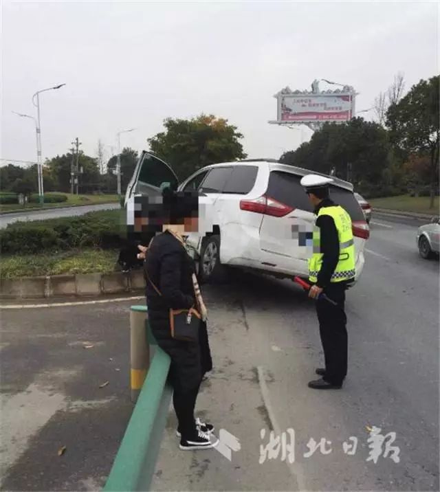 夫妻开车吵架撞护栏 交警提醒:勿带情绪开车