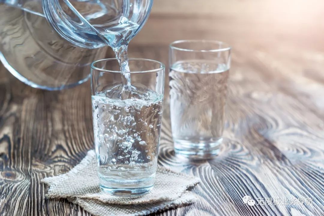关于喝水,你也许会听过这样的说法: "一天要喝八杯水,才能满足身体