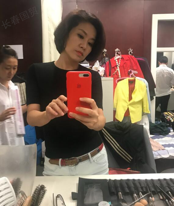 央视美女主播素颜照曝光 妆前妆后判若两人_小诺