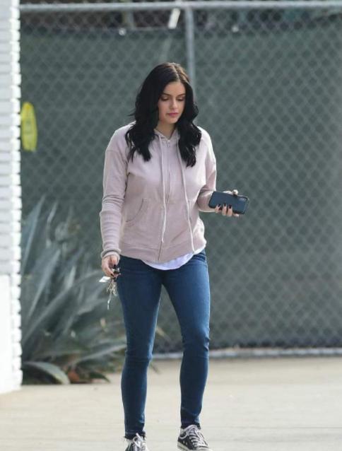 《摩登家庭》二姐 ariel winter 在洛杉矶出街离开某美发沙龙