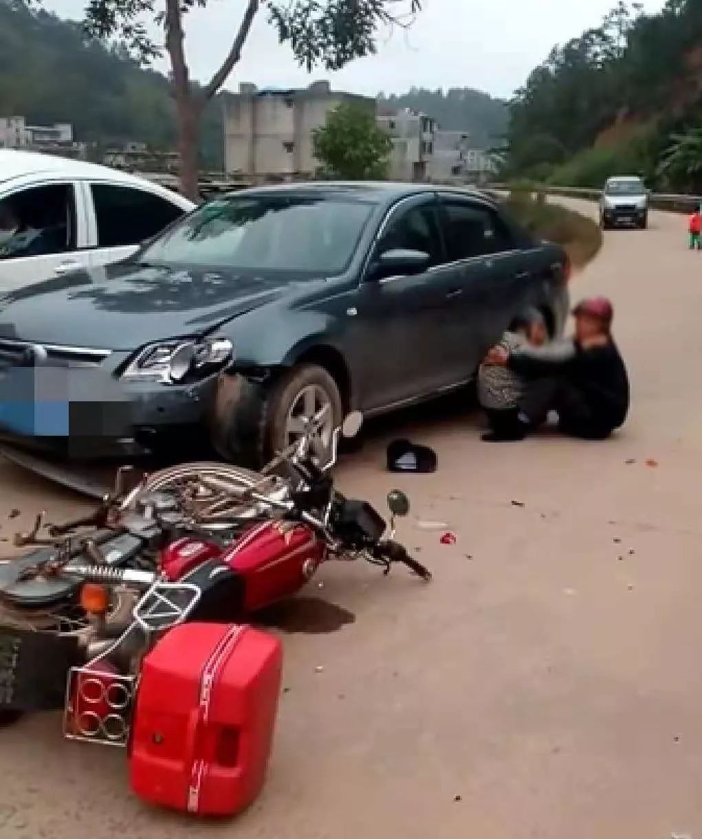 有网友透露,寺面竹桥村妙山路段发生车祸,事故原因是一辆摩托车与小车