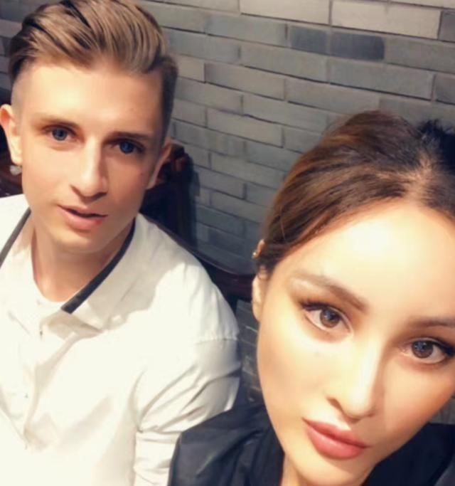 那女孩子的男朋友也是向她求了婚,且现如今的方妮努尔也是模样大变