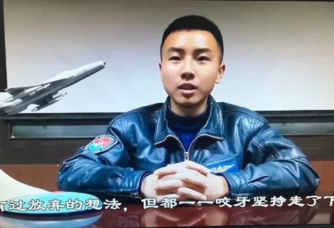 温州这个小伙是空军飞行员长的很帅