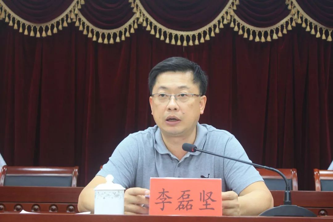镇党委书记李磊坚提出三点意见要求:就创建冲刺工作镇党委副书记黄声
