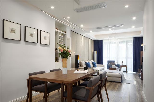 线条或遒劲或柔和的家具,雾霾蓝色的沙发,打造精致优雅的格调.