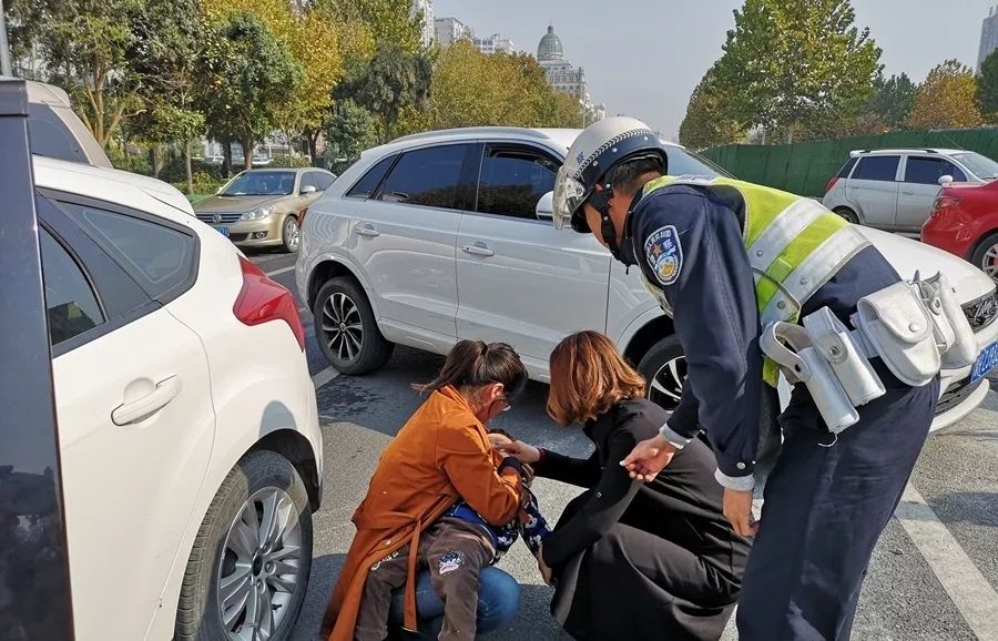 二中队的民警们一路鸣响警笛,在沿路交警的配合下,仅用十分钟就将小孩