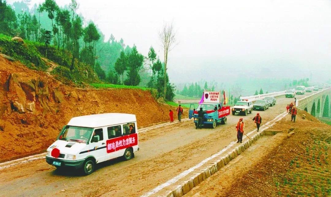 1996年1月28日,参加唐巴公路通车仪式的车辆行驶在陇桥上