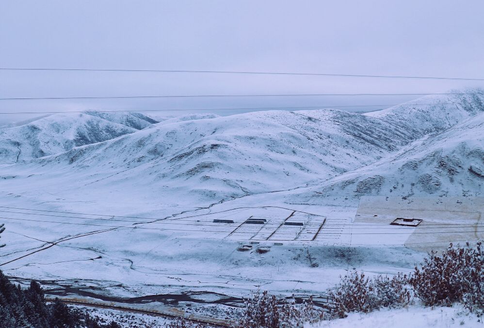 盖满红房子的喇荣五明佛学院,在一场雪来临时,每一座山每一汪水