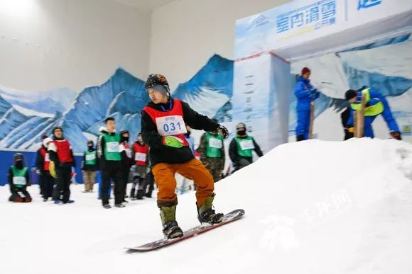 齐聚际华园室内滑雪馆, 在"2018年重庆市首届室内滑雪公开赛"赛场 为