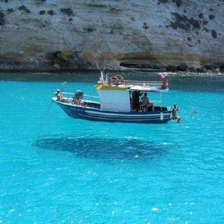 世界上最清澈的湖泊，100多米深一眼能看到底，船只像懸在空中 旅行 第1張