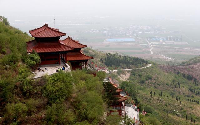 就以朝阳山周边,淇县的几个旅游景区为例:云梦山的门票为60元/人,古