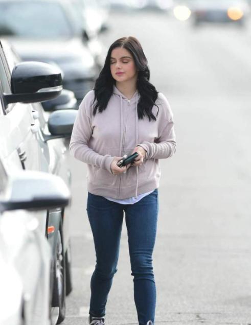 《摩登家庭》二姐 ariel winter 在洛杉矶出街离开某美发沙龙