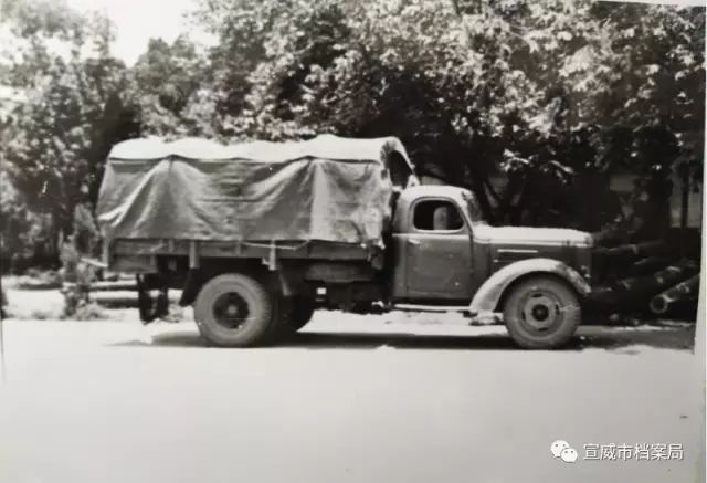 这是运送救灾物资的解放牌军车,图片说明记载:运送的救灾物品包括