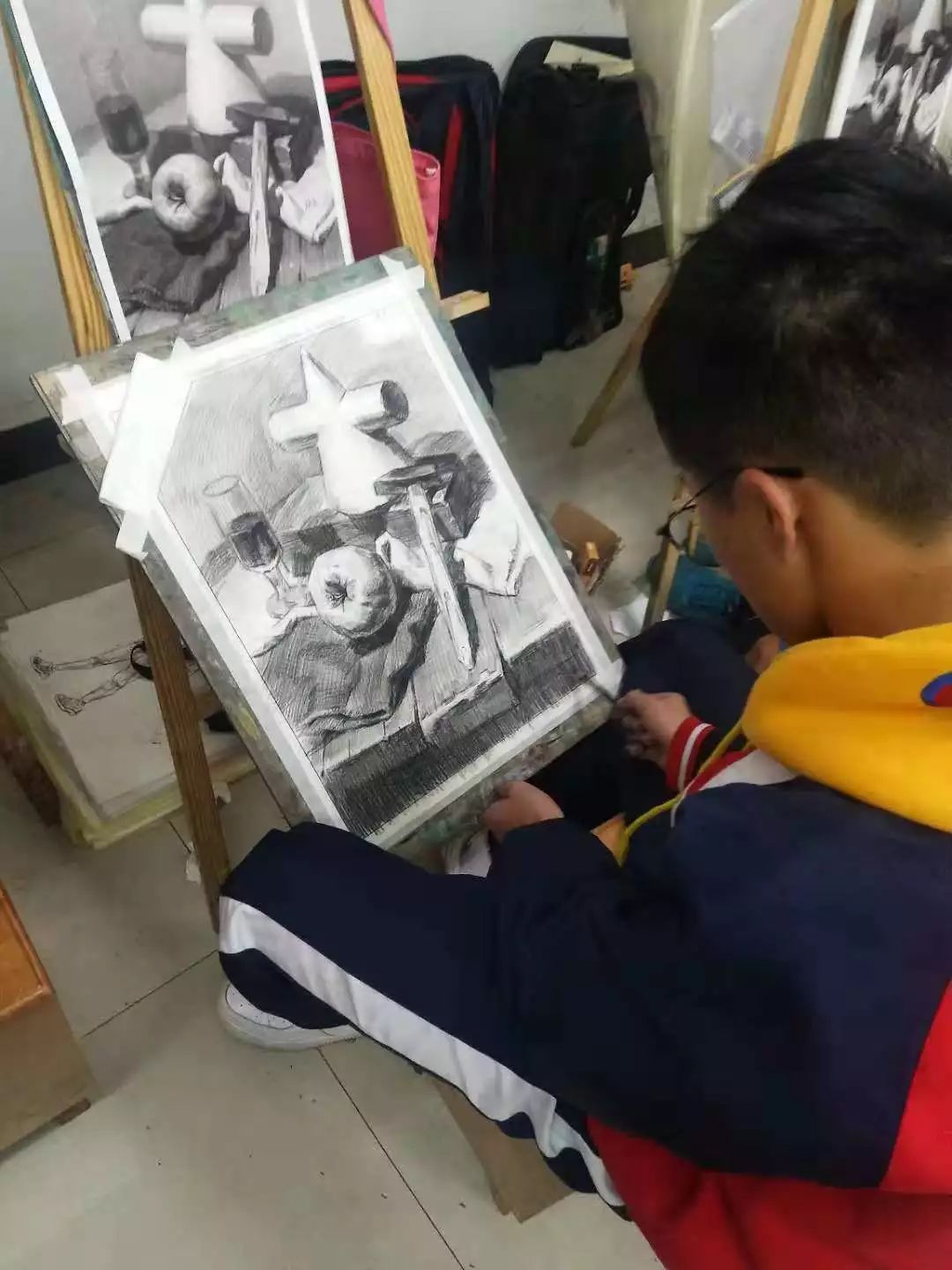 经过两月的素描静物强化学习,绘画的意识增强了,画面的层次丰富了