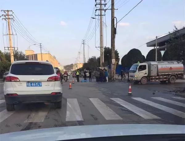 【网友爆料】昨日简阳南环线发生一起车祸,一妇女被撞