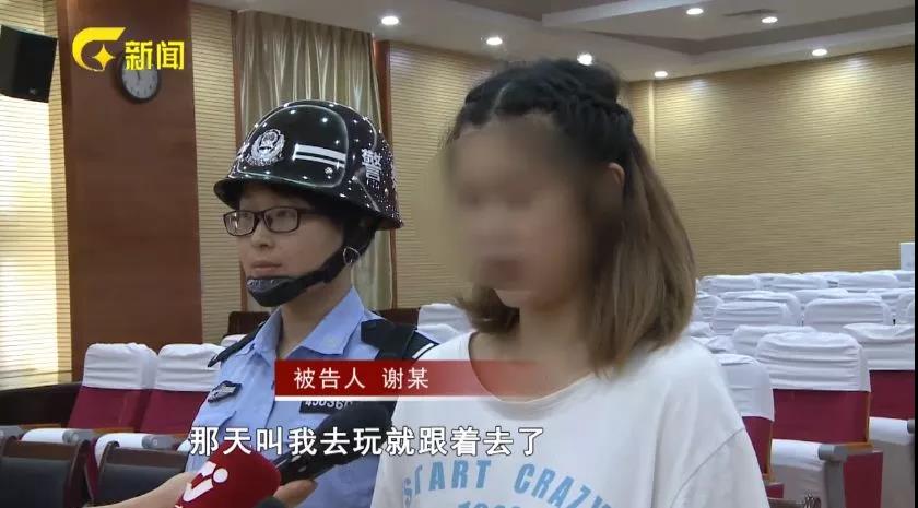 21日中午,在南宁市江南区法庭内,法警押着5名被告人站到被告