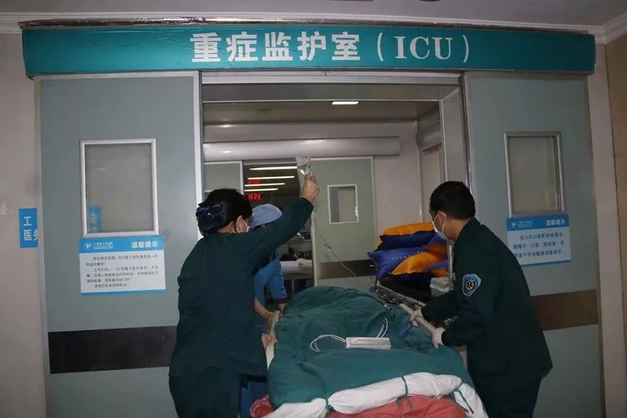 34分钟后直达十堰市人民医院,迅速转运至重症监护室救治