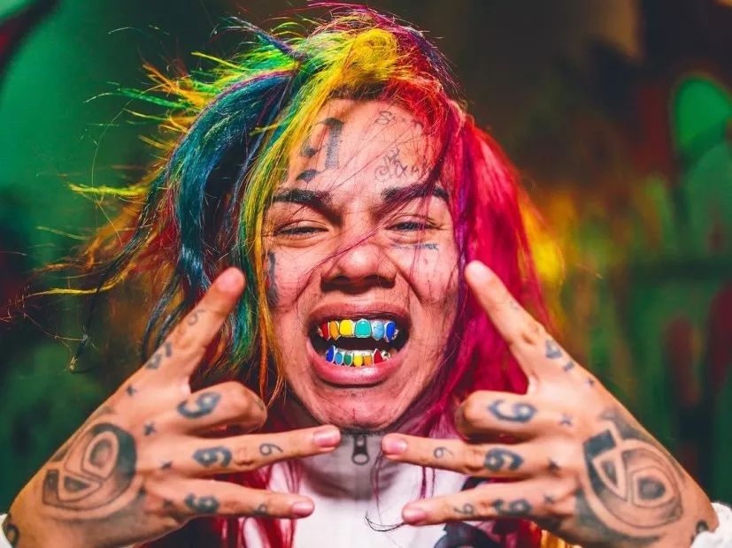 6ix9ine刚刚被fbi带走了,并且,一同被带走的还有他