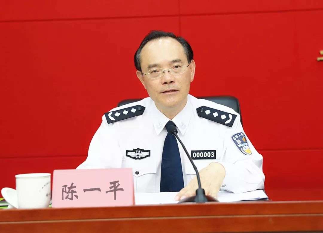 陈一平副书记接受困难民警优抚基金捐赠牌陈一平副书记向徐建成董事长