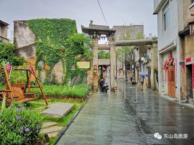 雨后的顶街,石板路被冲刷得光亮,一切都显得那么古朴静谧;图 捏影人