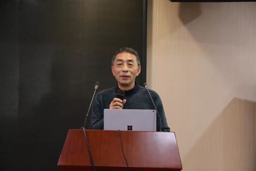 学术交流会上,中国矿业大学材料学院教学副院长冯培忠教授主要从矿大