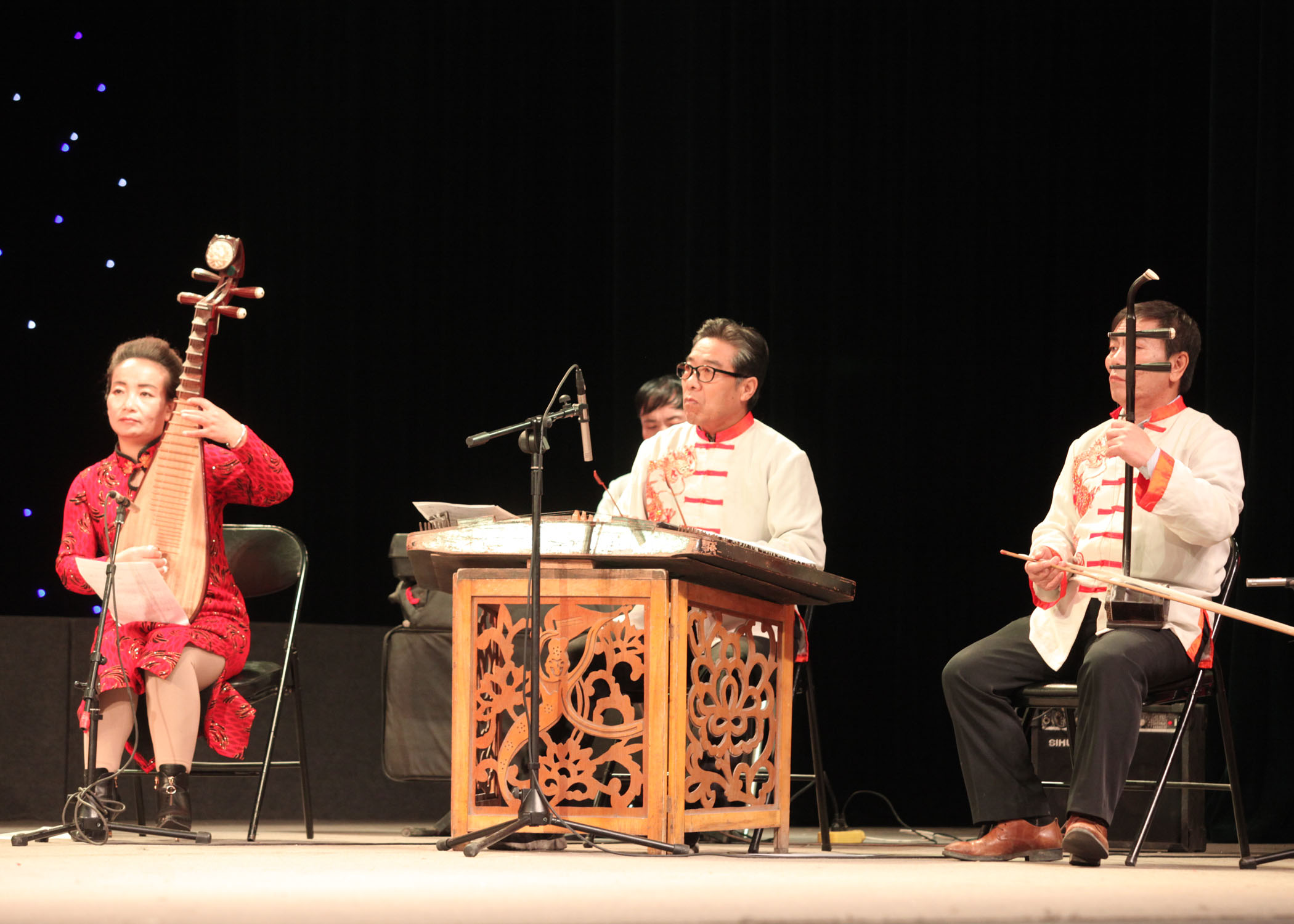 潞城鼓书走进潞安剧院为市民表演