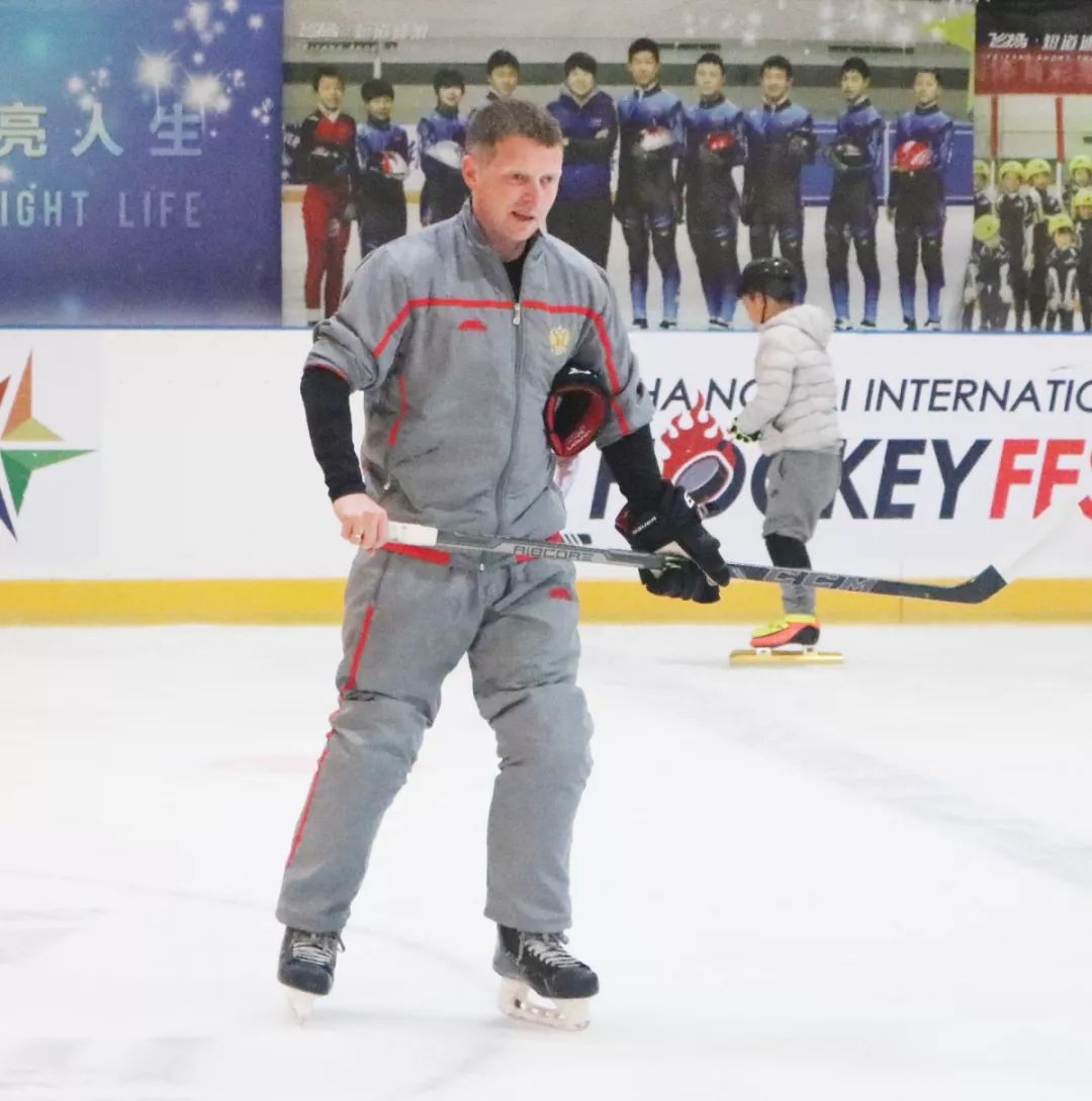 战斗民族对于冰球的激情与专业技巧飞扬小俄教练统统都能教给你